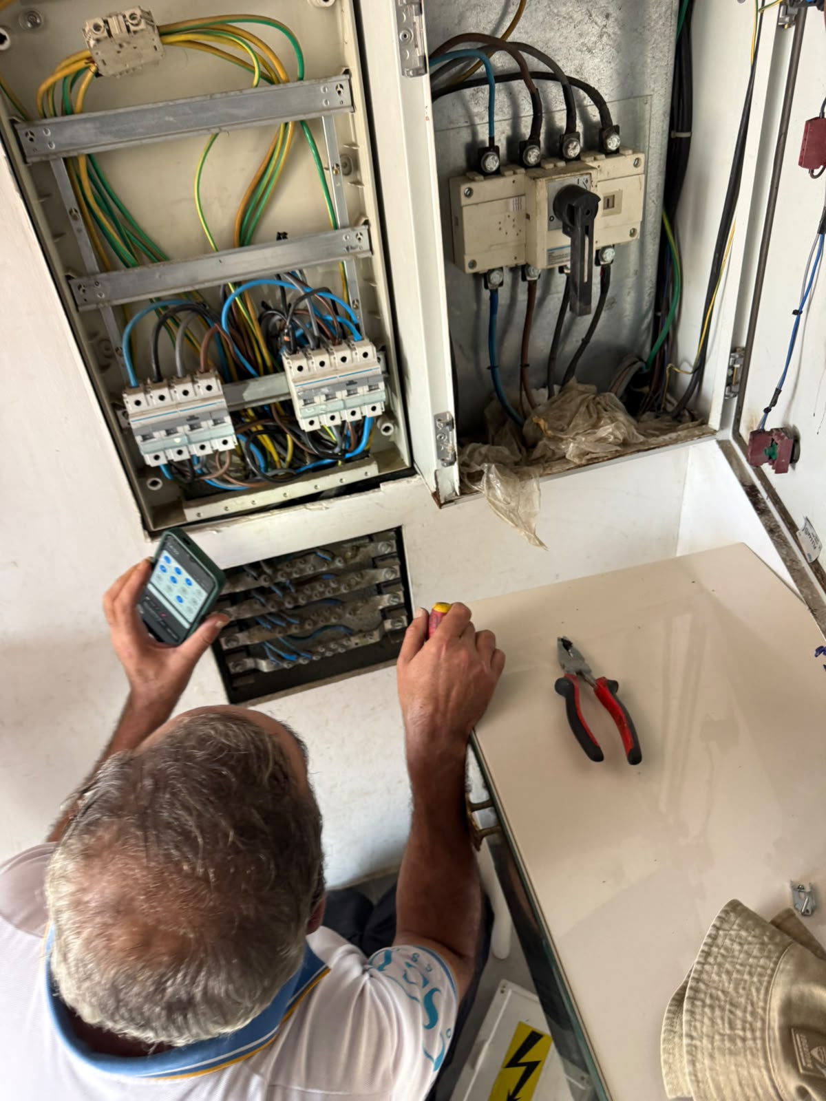Técnico a trabalhar em quadro elétrico