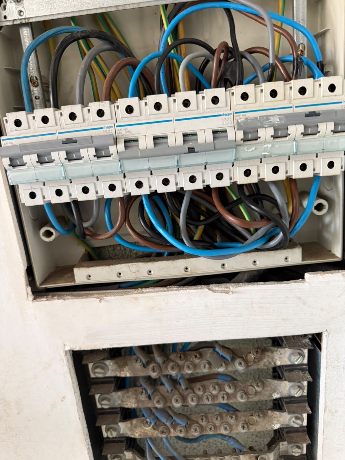 Disjuntores em quadro elétrico