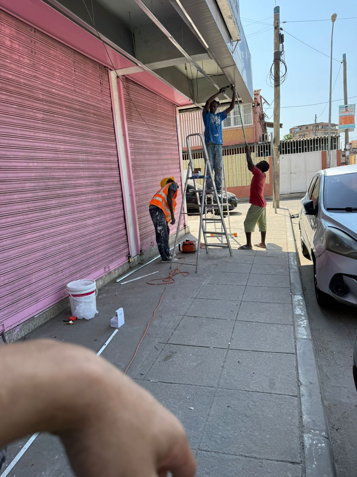 Equipa em obra na fachada de loja